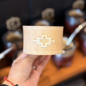 Posa Mates Cuero Crudo - Bordado Centro Pampa Uruguayo