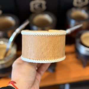 Posa Mates Cuero Crudo - Bordado en Borde Uruguayo